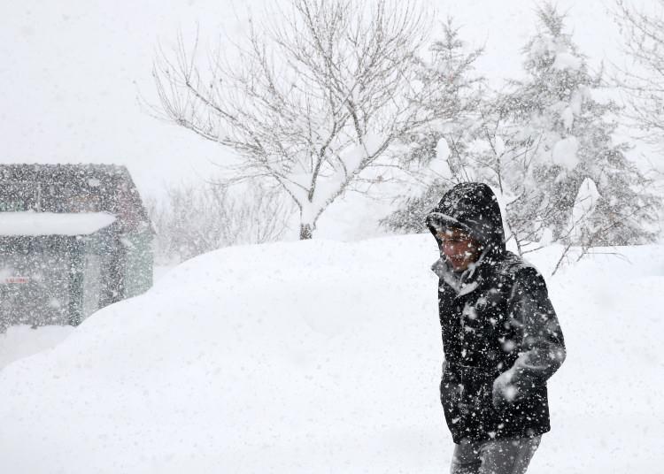 <p>Doğu Karadeniz'in i&ccedil; kesimleri, Sivas, Kars, Ağrı, Ardahan, Muş, Bitlis ve Van &ccedil;evrelerinin karla karışık yağmur ve kar yağışlı ge&ccedil;eceği tahmin ediliyor.</p>

