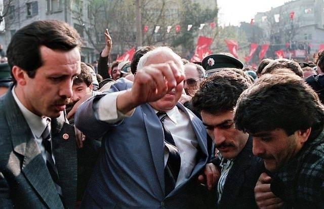<p><strong>1 MART 1989</strong></p>

<p>Refah Partisi Genel Başkanı Necmettin Erbakan ile 1998 yerel se&ccedil;imleri &ccedil;er&ccedil;evesinde İstanbul'da il&ccedil;e başkanlıklarını ziyaret etti.</p>
