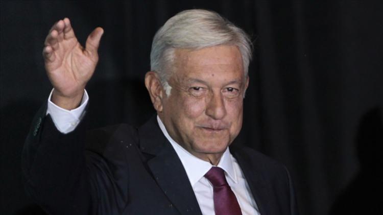<p><span style="color:#B22222"><strong>ANDR&Eacute;S MANUEL L&Oacute;PEZ OBRADOR</strong></span></p>

<p><strong>ESKİ LİDER SİYASİ FİG&Uuml;R MEKSİKA</strong></p>

<p><strong>1953&nbsp;</strong></p>

<p>72 YAŞINDA</p>
