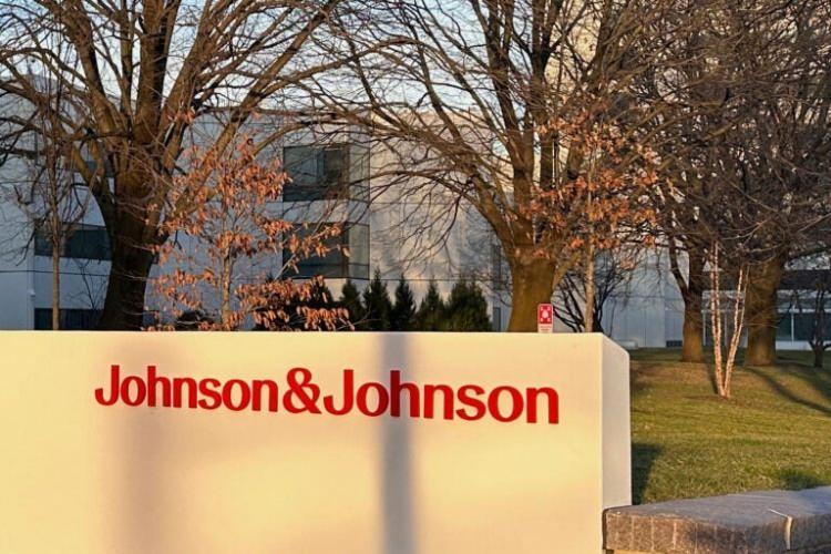 <p><strong><span style="color:#B22222">49)&nbsp; JOHNSON & JOHNSON</span>&nbsp; |&nbsp; &nbsp;493 MİLYAR DOLAR</strong></p>
