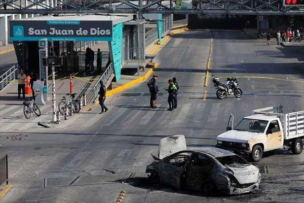 <p>&Uuml;lkenin &ouml;nde gelen turizm merkezlerinden Puerto Vallarta&rsquo;da u&ccedil;uşlar iptal edilirken, Amerikalı şarkıcı Kali Uchis&rsquo;in konseri de dahil olmak &uuml;zere toplu etkinlikler askıya alındı.</p>

<p>&nbsp;</p>
