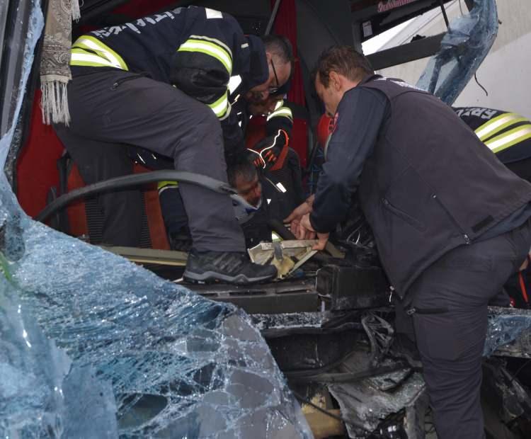 <p>Kazada ekipler, ara&ccedil;ta sıkışan otob&uuml;s s&uuml;r&uuml;c&uuml;s&uuml;n&uuml; kurtarmak i&ccedil;in seferber oldu.</p>
