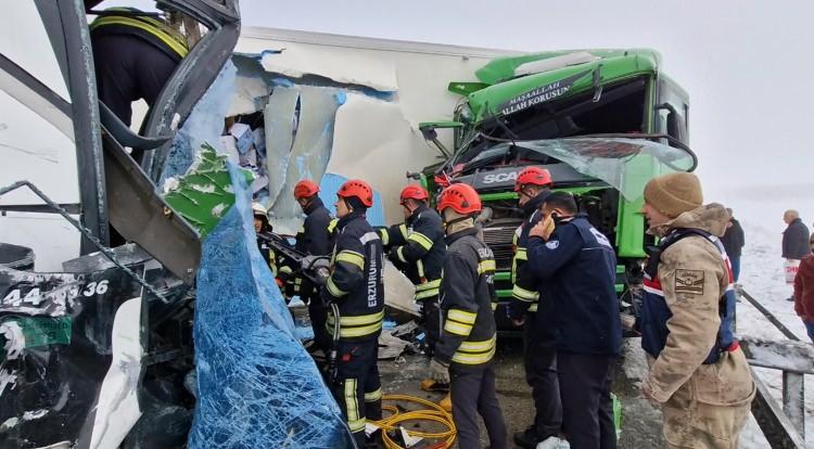 <p><span style="color:#B22222"><strong>11 ARA&Ccedil; BİRBİRİNE GİRDİ</strong></span></p>

<p>&nbsp;</p>

<p>Kazaya toplam 11 ara&ccedil; karıştı. İhbar &uuml;zerine b&ouml;lgeye jandarma, AFAD, itfaiye, sağlık ekipleri sevk edildi.</p>
