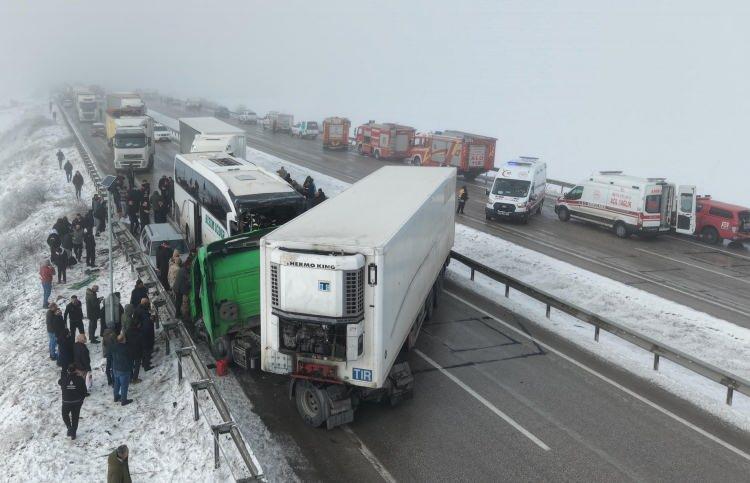 <p>Yoğun sis ve kar yağışı sebebiyle kayganlaşan yolda Erzurum istikametine giden bir TIR, kaydı.</p>
