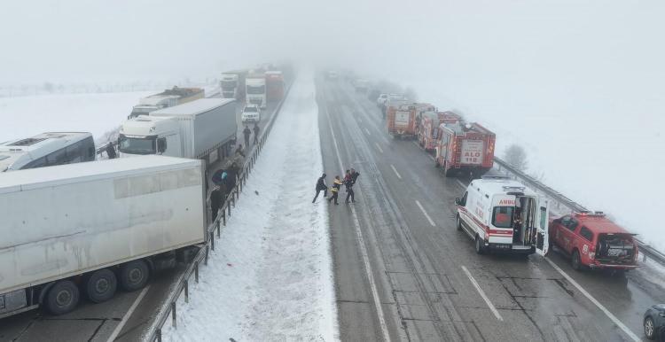 <p>S&uuml;r&uuml;c&uuml;s&uuml;n&uuml;n direksiyon hakimiyetini kaybettiği TIR'ın kupası ters d&ouml;nd&uuml;.</p>
