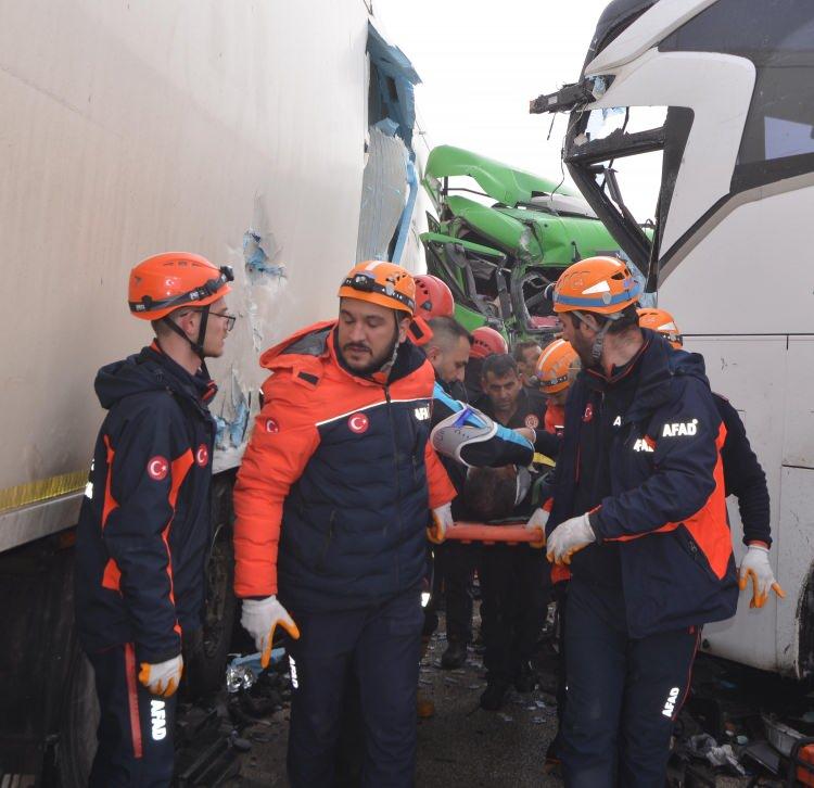 <p>Sağlık g&ouml;revlileri ara&ccedil;lardan &ccedil;ıkarılan yaralılara ilk m&uuml;dahalelerini yapıp, ambulanslarla Erzurum'daki hastanelere sevk etti.</p>

<p>&nbsp;</p>
