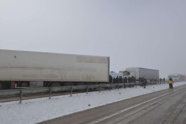 <p>B&ouml;lgede yaralıların sevkinden sonra kara yolunu trafiğe kapatan ara&ccedil;ların kaldırılması i&ccedil;in &ccedil;alışma başlatıldı.</p>
