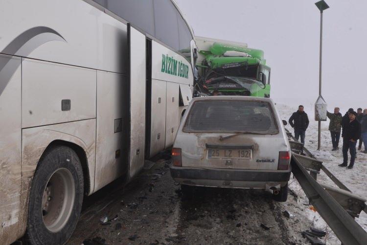 <p><span style="color:#B22222"><strong>KARA YOLU ULAŞIMA KAPATILDI</strong></span></p>

<p>&nbsp;</p>

<p>İki kaza nedeniyle Erzurum-Erzincan kara yolu ulaşıma kapatıldı.</p>

<p>İl Jandarma Komutanı Albay Hakan Uğurlu, kaza yerlerinde incelemede bulundu, ekiplerden &ccedil;alışmalar hakkında bilgi aldı.</p>
