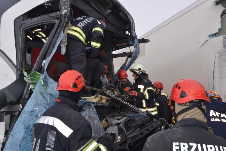 <p>AFAD ve itfaiye ekipleri yoğun uğraşların sonunda s&uuml;r&uuml;c&uuml;y&uuml; bulunduğu yerden &ccedil;ıkarıp, ambulansla hastaneye g&ouml;nderdi.</p>
