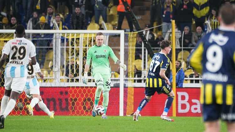 <p>&Ouml;te yandan kaleci Mert G&uuml;nok ve Anthony Musaba da stat&uuml; gereği sahada yer alamayacak.</p>
