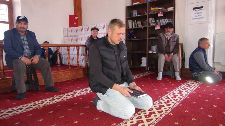 Rus Nikolai, M&uuml;sl&uuml;man değil ama her g&uuml;n oru&ccedil; tutuyor