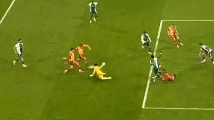 <p><strong>Boey rakibinin topla oynama becerisini a&ccedil;ık&ccedil;a engelliyor.</strong></p>
