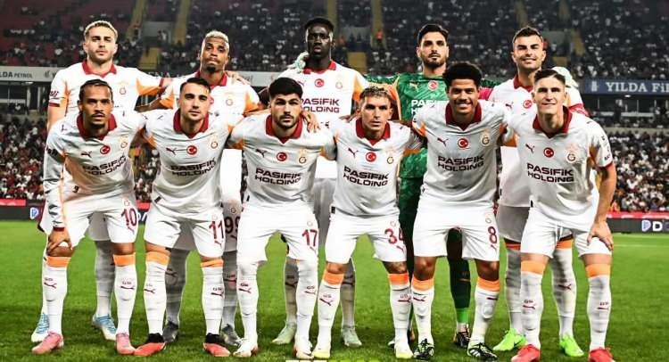 <p>Platformun hesaplamalarına g&ouml;re Galatasaray'ın şampiyonluk ihtimali y&uuml;zde<strong> 56.1</strong>, Fenerbah&ccedil;e'nin ise y&uuml;zde <strong>43.8</strong> olarak g&ouml;sterildi.</p>
