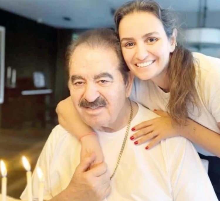 <p>Tatlıses öfkelenerek <strong>"Allah ikisinin de cezasını verecek. İki tane kızım var Elif Ada var Melek var bir tane de oğlum var. Onlara bırakacağım"</strong> dedi. </p>
<p> </p>