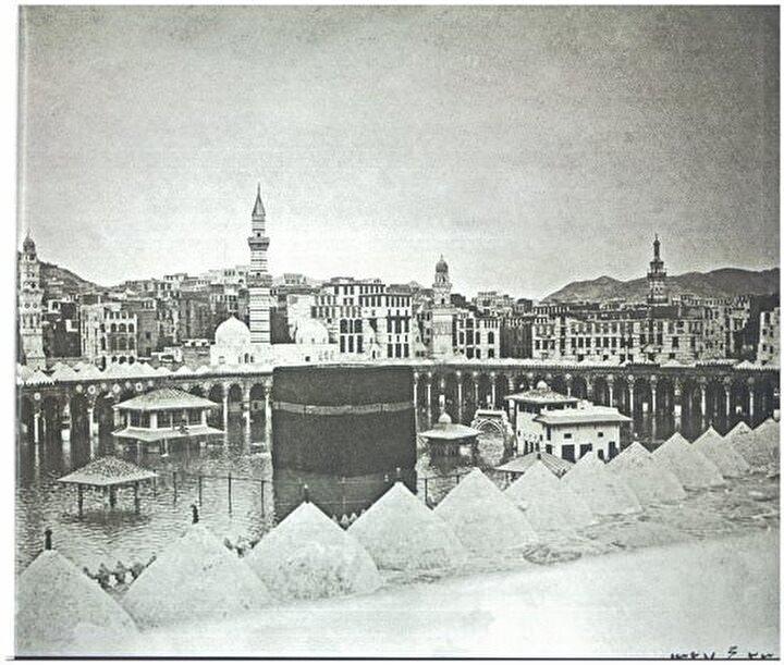 <p>Kabe-i Muazzama 5 Ocak 1910'da sular altında aldıktan sonra suyun &ccedil;ekilmesiyle &ccedil;ekilen g&ouml;r&uuml;nt&uuml;</p>
