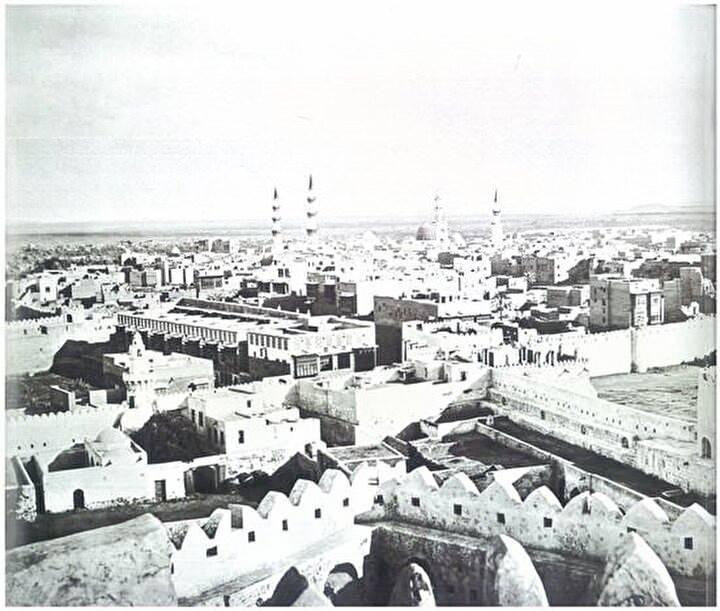 <p>Manakha Meydanı ve Caliph Utman Mescidinin minaresinin Medine-i M&uuml;nevvere komuta kalesi ile birlikte g&ouml;r&uuml;n&uuml;m&uuml;.</p>
