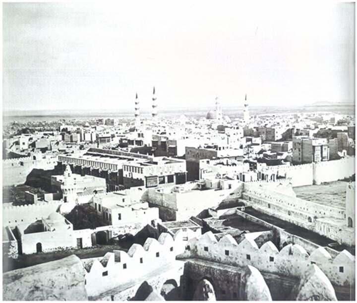 <p>G&uuml;n&uuml;m&uuml;zde otellerin Kabe'nin etrafını sardığı hali ile 100 yıl &ouml;nceki hali arasındaki farka inanamayacaksınız.</p>

<p>İşte 100 yıl &ouml;nce Kabe'de cuma namazı...</p>
