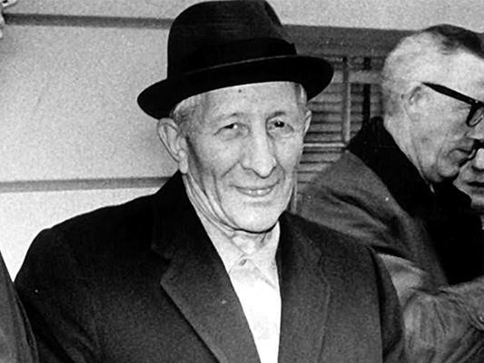 <p><strong><span style="color:#B22222">8)&nbsp; CARLO GAMBİNO&nbsp; </span>|&nbsp; ABD</strong></p>

<p>&nbsp;</p>

<p>New York&rsquo;taki en g&uuml;&ccedil;l&uuml; mafya ailelerinden birini y&ouml;netti.</p>

<p>&nbsp;</p>

<p>Sessiz ama son derece stratejik bir lider olarak bilindi.</p>
