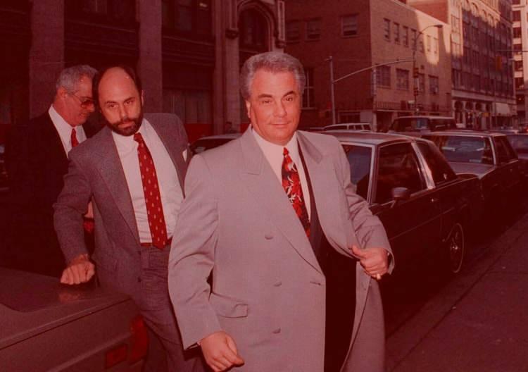 <p><strong><span style="color:#B22222">7)&nbsp; JOHN GOTTİ</span>&nbsp; |&nbsp; ABD</strong></p>

<p>&nbsp;</p>

<p><strong><span style="color:#B22222">Lakap:</span>&nbsp;&nbsp;</strong>Teflon Don, Dapper Don</p>

<p>&nbsp;</p>

<p>Gambino su&ccedil; ailesinin lideri.</p>

<p>&nbsp;</p>

<p>Medyatik kişiliği ve mahkemelerden uzun s&uuml;re cezasız &ccedil;ıkmasıyla &ldquo;Teflon Don&rdquo; lakabını aldı.</p>
