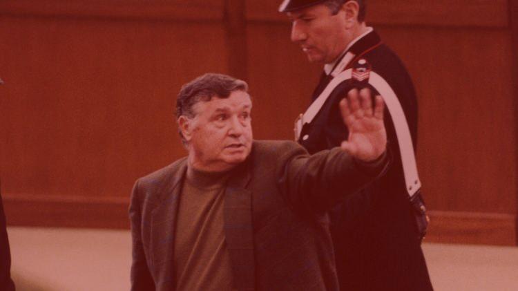 <p><strong><span style="color:#B22222">4)&nbsp; SALVATORE RİİNA</span>&nbsp; |&nbsp; İTALYA</strong></p>

<p>&nbsp;</p>

<p><span style="color:#B22222"><strong>Lakap:</strong></span>&nbsp; Canavar</p>

<p>&nbsp;</p>

<p>Cosa Nostra&rsquo;nın en kanlı liderlerinden biri.</p>

<p>&nbsp;</p>

<p>1980&rsquo;lerde İtalya&rsquo;da yargı&ccedil;lara ve devlet g&ouml;revlilerine y&ouml;nelik suikastların arkasındaki isim olarak bilindi.</p>
