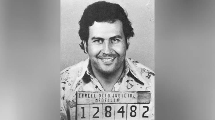 <p><strong><span style="color:#B22222">2)&nbsp; PABLO ESCOBAR&nbsp; </span>|&nbsp; MEKSİKA</strong></p>

<p>&nbsp;</p>

<p><span style="color:#B22222"><strong>Lakap:&nbsp;</strong></span>El Patr&oacute;n, Kokain Kralı</p>

<p>&nbsp;</p>

<p>Medell&iacute;n Karteli&rsquo;nin lideri.</p>

<p>&nbsp;</p>

<p>Y&uuml;zlerce cinayet, bombalı saldırı ve siyaset&ccedil;ilere y&ouml;nelik suikastlarla anıldı.</p>

<p>&nbsp;</p>

<p>Bir d&ouml;nem d&uuml;nyanın en zengin su&ccedil; baronu olarak g&ouml;sterildi.</p>
