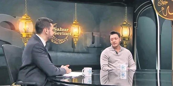 <p><strong>&Uuml;nl&uuml; futbol yıldızı Mesut &Ouml;zil, &ouml;nceki gece VAV TV'de Hasan Basri Karadeniz'in sunumuyla ekranlara gelen "Sahur Sevinci" programına konuk oldu. Meslek hayatı ve &ouml;zel yaşantısı hakkında konuşan &Ouml;zil'in &ouml;zellikle 'aile' konusundaki a&ccedil;ıklamaları dikkat &ccedil;ekti.</strong></p>
