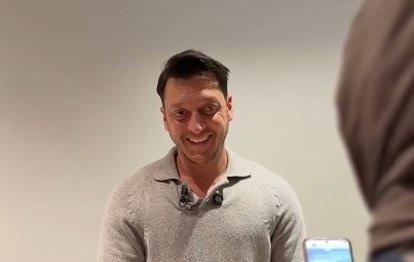 <p><span style="color:#FF0000"><strong>"GEN&Ccedil;LERE TAVSİYEM ERKEN EVLENİP &Ccedil;OCUK SAHİBİ OLMALARI"</strong></span></p>

<p><strong>Aile kavramının kendisi i&ccedil;in &ccedil;ok &ouml;nemli ve &ouml;zel olduğuna vurgu yapan &Ouml;zil, şu ifadeleri kullandı:</strong></p>

<p><strong>"İki kızım var. Eşim evlatlarımızla daha &ccedil;ok vakit ge&ccedil;iriyor. Evlatları daha &ccedil;ok anne yetiştiriyor. O y&uuml;zden &ccedil;ocuklara o ahlakı disiplini sevgiyi anne veriyor. Bu şekilde aileyi daha iyi koruma altına almış oluruz. Aile yapısı &ccedil;ok &ouml;nemli.&nbsp;</strong></p>
