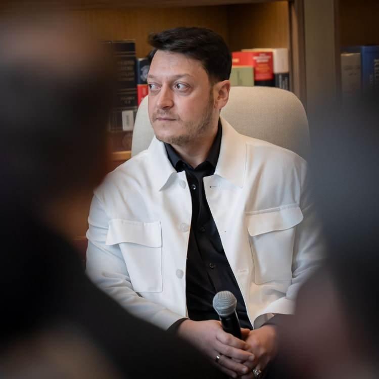 <p><strong>Almanya doğumlu olan ve &ccedil;ocukluğundan beri T&uuml;rkiye'de yaşama hayali olduğunu s&ouml;zlerine ekleyen &Ouml;zil, bunu ger&ccedil;ekleştirdiği i&ccedil;in b&uuml;y&uuml;k bir mutluluk duyduğunu s&ouml;yledi.</strong></p>
