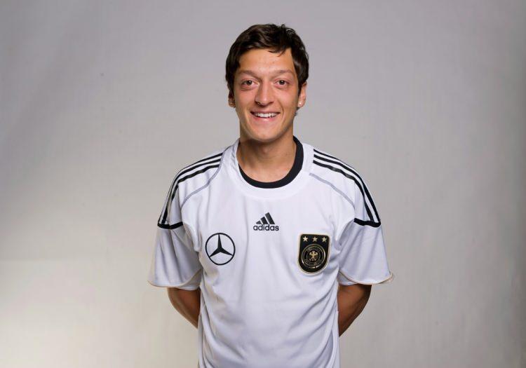 <p><strong>Kazandığın parayı kendine bilme, paylaşmayı bil. Sadece ailene, sevdiklerine değil d&uuml;nyanın her yerinde yardıma ihtiyacı olanlarla paylaş." Ben de bu s&ouml;zlere inanarak anneme de hayırlı evlat olmak amacıyla &ccedil;alıştım. Bunları g&ouml;n&uuml;lden yaptığım i&ccedil;in &ccedil;ok mutluyum." şeklinde konuştu.</strong></p>
