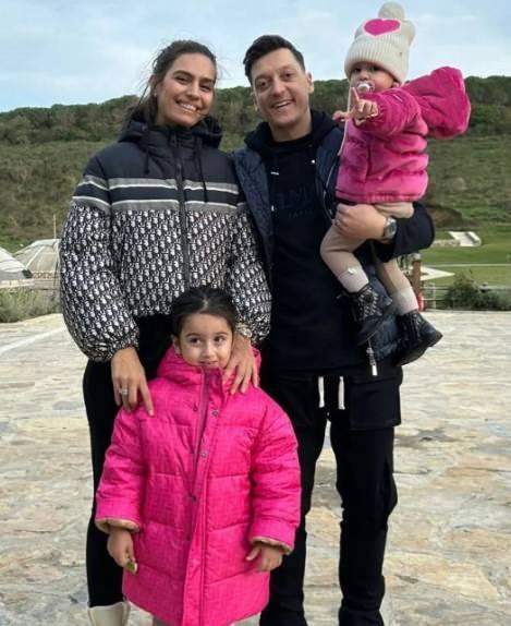 <p><strong>Gen&ccedil;lere tavsiyem, erken evlenip &ccedil;ocuk sahibi olmaları, aile kurmaları. Ben ilk evladımı kucağıma aldığım zaman hayat o zaman başlamıştı. Evladın olduğunda bizi anlayacaksın derlerdi, ger&ccedil;ekten &ouml;yle oluyormuş. Şimdi onlar i&ccedil;in yaşıyoruz."</strong></p>
