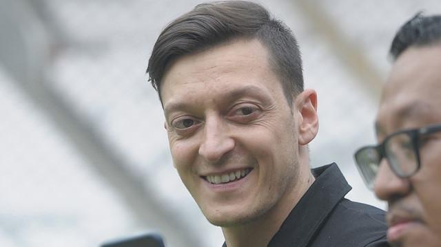 <p><span style="color:#FF0000"><strong>"K&Ouml;T&Uuml; YOLDA Y&Uuml;R&Uuml;MEDİYSEM İMANIM SAYESİNDE"</strong></span></p>

<p><strong>&Ouml;te yandan b&uuml;y&uuml;k bir ş&ouml;hret ve servete rağmen inancı sayesinde doğru yolda y&uuml;r&uuml;d&uuml;ğ&uuml;ne vurgu yapan &Ouml;zil, s&ouml;zlerini ş&ouml;yle tamamladı:</strong></p>

<p><strong>"Futbolu bıraktıktan sonra daha &ccedil;ok kitap okumaya vakit ayırıyorum. Kur'an-ı Kerim okuyorum. Futbolcu olarak ş&ouml;hret olup d&uuml;nyanın her yerinde tanınıyorsunuz. &Ccedil;ok b&uuml;y&uuml;k paralar kazanıyorsunuz. K&ouml;t&uuml; yolda y&uuml;r&uuml;mediysem bu imanım sayesinde.&nbsp;</strong></p>
