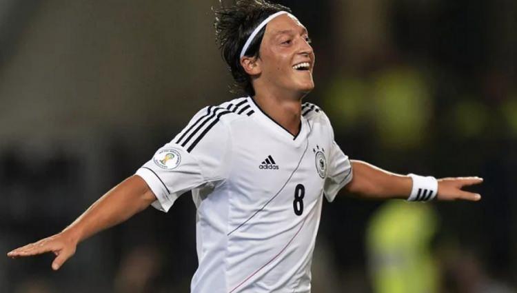 <p><strong>Belki bazı hatalarım oldu ama Rabbim bana &ouml;yle bir şey nasip etti ki... Keşke daha erken aile kurabilseydim diyorum. Belki o hataları yapmamış olurdum.&nbsp;</strong></p>
