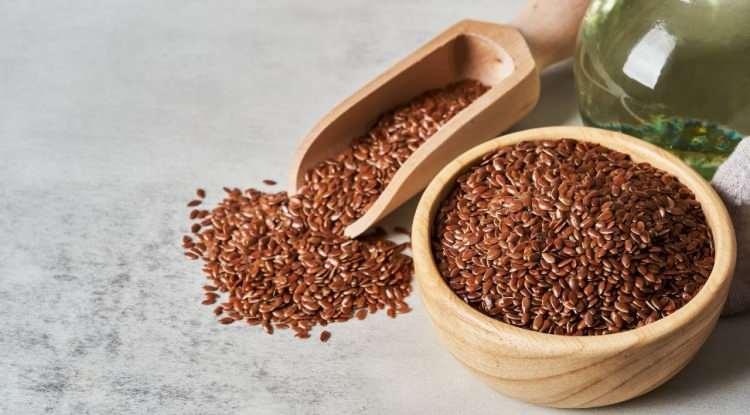 <p><strong>Y&uuml;ksek kalsiyum, protein ve probiyotik i&ccedil;eriğiyle &ouml;n plana &ccedil;ıkan yoğurt, keten tohumunun y&uuml;ksek lif oranı birleştiğinde, bağırsaklardaki toksinleri bir s&uuml;p&uuml;rge gibi dışarı atar.</strong></p>
