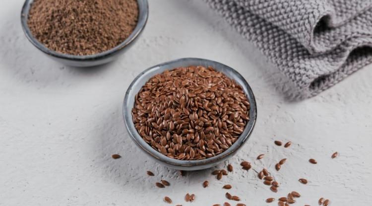 <p><strong>Sindirim sistemi i&ccedil;in koruyucu bir etki sunan bu ikili, &ouml;zellikle kalp ve damar sağlığı i&ccedil;in de olmazsa olmaz etkiler barındırıyor. Keten tohumundaki Omega-3 yağ asitleri, damar &ccedil;eperlerindeki kire&ccedil;lenmenin &ouml;n&uuml;ne ge&ccedil;er. Aynı zamanda kan dolaşımını hızlandırarak kalbi rahatlatır.</strong></p>
