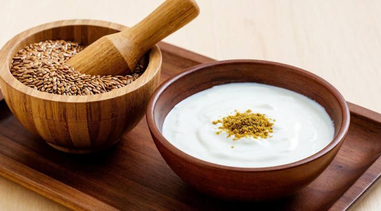 <p><span style="color:#B22222"><em><strong>Mutfak raflarının kuytu k&ouml;şelerinde, sessizce keşfedilmeyi bekleyen bazı besinler, v&uuml;cudun en &ouml;nemli kahramanı haline gelebiliyor. Doğanın en sade ama en etkili besinleri olan iki yalın malzeme bir araya geldiğinde ise, karaciğerden safra kesesine kadar t&uuml;m sistemi tazeliyor, kan akışını temizliyor ve adeta birer biyolojik temizlik iş&ccedil;isine d&ouml;n&uuml;şerek bedeni i&ccedil;eriden arındırıyor. İşte, o ikili...</strong></em></span></p>
