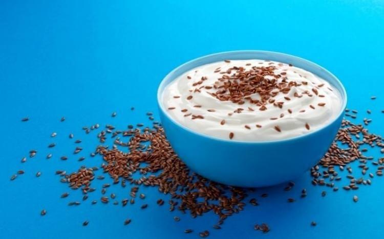 <p><strong>Neredeyse her mutfakta yer alan ancak &ccedil;oğu zaman birer 'yan &uuml;r&uuml;n' olarak g&ouml;r&uuml;len bazı gıdalar, doğru bir şekilde bir araya geldiğinde şifa deposuna d&ouml;n&uuml;şebiliyor. S&ouml;z konusu birleşimlerden biri olan keten tohumu ve yoğurt ikilisi de beden i&ccedil;in eşsiz faydalar sunuyor.</strong></p>
