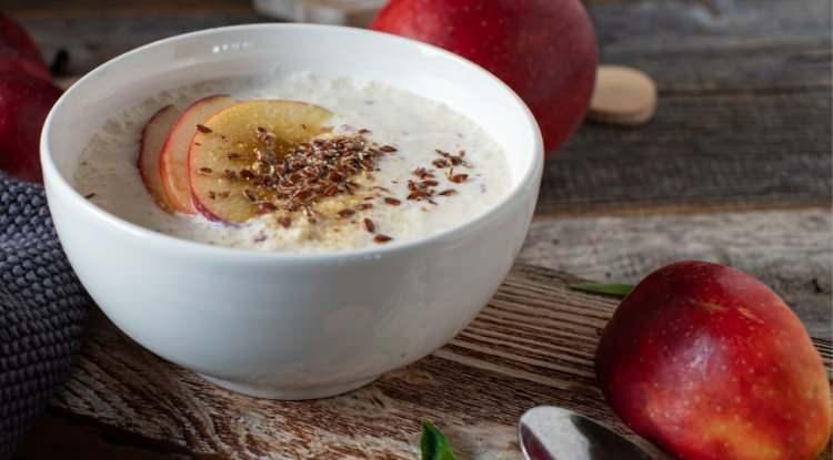 <p><strong>B&uuml;y&uuml;k bir kase yoğurdun i&ccedil;erisine keten tohumu ekleyerek hem leziz hem de faydalı bir &ouml;ğ&uuml;n oluşturabilirsiniz.</strong></p>
