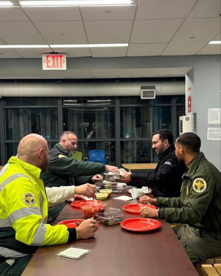 <p><span style="color:#B22222"><strong>KRİZ MERKEZİNE GİTTİ</strong></span></p>

<p>Zohran Mamdani, kar fırtınasının yaşandığı şehirde sahurunu kriz merkezinde bulunan M&uuml;sl&uuml;man personelle a&ccedil;tı ve bu vesileyle de kriz merkezini ziyaret etmiş oldu.&nbsp;</p>
