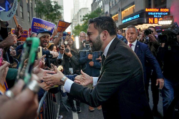 <p><em><strong>"Zohran Mamdani, bu muhteşem şehrimizin ilk M&uuml;sl&uuml;man Belediye Başkanı olacak."</strong></em>&nbsp;diyen Cortez, ayrıca Mamdani'nin bir g&ouml;&ccedil;men şehir olarak bilinen New York'un son 50 yıllık tarihinde "<em><strong>bu g&ouml;revi &uuml;stlenen ilk g&ouml;&ccedil;men belediye başkanı"</strong></em>&nbsp;olduğuna dikkati &ccedil;ekmişti.&nbsp;</p>
