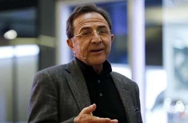 <p>Ramazanda a&ccedil; kalma s&uuml;releri uzun olduğu i&ccedil;in ani gelişen tatlı krizleri y&ouml;netemeyen bir&ccedil;ok kişi sağlıksız beslenerek bazı hatalara başvuruyor. Uzun s&uuml;ren a&ccedil;lık sonrası yapılan hatalı tercihler tansiyon d&uuml;ş&uuml;ş&uuml;ne, ani şeker y&uuml;kselmelerine ve halsizliğe yol a&ccedil;abiliyor.</p>
