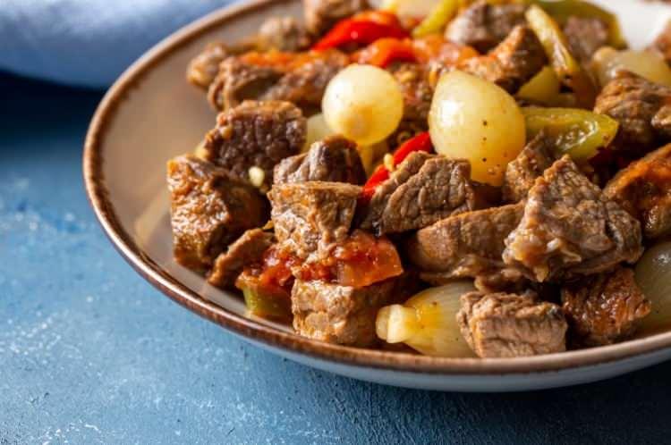 <p><strong>3- PROTEİNİ UNUTMAK</strong></p>

<p>İftarda ve sahurda tabağınıza yeterli proteini koymazsanız, <strong>kas kaybı ka&ccedil;ınılmaz olur. Protein eksikliği,</strong> g&uuml;n i&ccedil;indeki yorgunluğunuzun ve bitkinliğinizin baş sorumlusudur.</p>
