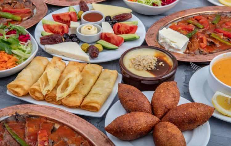 <p>1- İFTARA "H&Uuml;CUM ETMEK"<br />
B&uuml;t&uuml;n g&uuml;n dinlenen mideye bir anda y&uuml;ksek kaloriyle saldırmak, bedende adeta bir "ins&uuml;lin patlaması" yaratır. Sonu&ccedil; mu? Hem yorulan, isyan eden bir mide hem de g&ouml;bekte depolanan yepyeni yağlar!</p>
