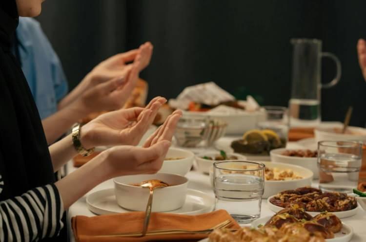 <p><strong>OSMAN M&Uuml;FT&Uuml;OĞLU'NUN İŞARET ETTİĞİ 10 HATA!</strong></p>

<p>B&uuml;t&uuml;n g&uuml;n sabırla dinlendirdiğimiz sistemimize iftarda aniden y&uuml;klenmek ve sahurda hatalı se&ccedil;imler yapmak, o &ccedil;ok beklediğimiz h&uuml;cresel arınmayı anında sabote ettiğine dikkat &ccedil;eken M&uuml;ft&uuml;oğlu, Ramazan boyunca sağlığımızı gizlice mahveden hataları şu şekilde sıralıyor:</p>

<p>&nbsp;</p>
