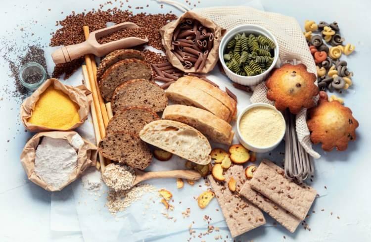 <p>2- KARBONHİDRAT VE TATLI TUZAKLARI&nbsp;<br />
Beyaz ekmek, pirin&ccedil; pilavı ve şerbetli tatlı &uuml;&ccedil;l&uuml;s&uuml;, kan şekerini asans&ouml;r gibi hızla yukarı &ccedil;eker. Ardından gelen o ani ve sert d&uuml;ş&uuml;ş ise sizi halsiz bırakır, bitmek bilmeyen bir a&ccedil;lık hissi oluşturur.&nbsp;</p>
