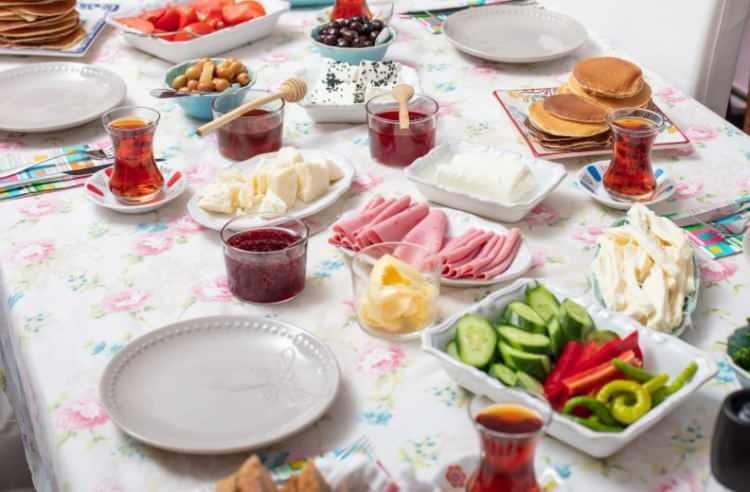 <p><strong>4- SAHURU ES GE&Ccedil;MEK<br />
"Uykumu b&ouml;lmeyeyim" </strong>deyip sahuru atlamak, metabolizmaya yapılabilecek en b&uuml;y&uuml;k eziyettir. G&uuml;n boyu s&uuml;ren baş ağrısı, tansiyon d&uuml;ş&uuml;kl&uuml;ğ&uuml;, kas erimesi ve kan şekeri krizleri sahur yapmayanların değişmez kaderidir.</p>
