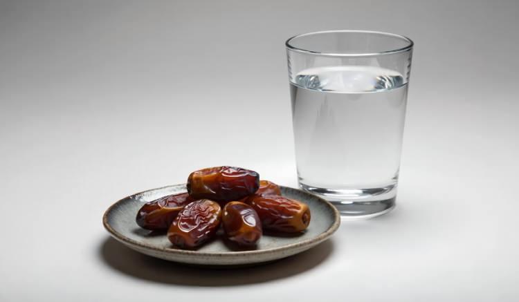 <p><strong>5- SUYUN HAKKINI VERMEMEK&nbsp;</strong><br />
İftar ile sahur arasına o hayati suyu yeterince sıkıştırmazsanız, v&uuml;cut kurur (dehidrasyon). Unutmayın; nedensiz baş ağrılarının, kabızlığın ve tansiyon oynamalarının ardında genellikle susuzluk yatar.&nbsp;</p>
