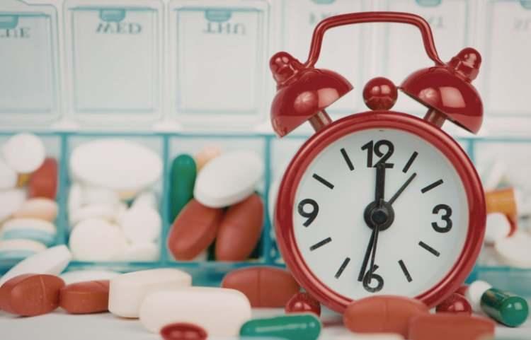 <p><strong>10- İLA&Ccedil; SAATLERİYLE OYNAMAK&nbsp;</strong><br />
Kronik bir hastalığınız varsa, doktorunuza danışmadan "Ben bu ilacı sahurda yutarım" diyerek saatleri değiştirmek b&uuml;y&uuml;k bir risktir. D&uuml;zen asla hekim onayı olmadan bozulmamalıdır.</p>
