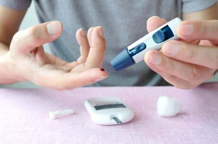 <p><strong>İNS&Uuml;LİN KULLANAN DİYABETLİLER:</strong> Ani şeker d&uuml;ş&uuml;şleri (hipoglisemi) ve koma riski nedeniyle.<br />
<strong>İLERİ DERECE B&Ouml;BREK VE CİDDİ KALP HASTALARI: </strong>Sıvı ve elektrolit dengesinin bozulma ihtimali sebebiyle.</p>
