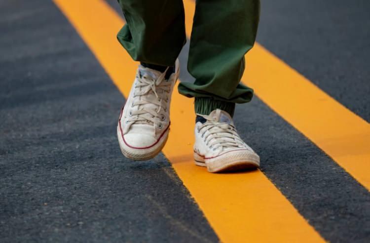 <p>Egzersiz i&ccedil;in en uygun zaman da merak ediliyor. Uzmanlara g&ouml;re <strong>iftardan 45-60 dakika &ouml;nce</strong> yapılacak hafif y&uuml;r&uuml;y&uuml;şlerin veya <strong>iftardan 1,5-2 saat sonraki </strong>orta şiddetteki antrenmanların en g&uuml;venli zaman dilimleri. Uzmanlar, sabah saatlerine denk gelen sahur sonrası egzersiz yapmak isteyenleri ise uyarıyor. Sahurdan hemen sonra spor yapılması, uyku kalitesini bozduğu ve kortizol&uuml; y&uuml;kselttiği i&ccedil;in kesinlikle &ouml;nerilmiyor.</p>
