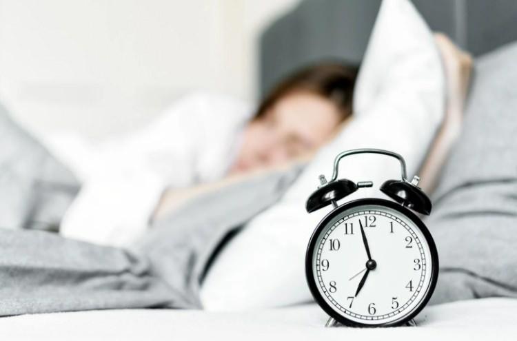 <p><strong>20-30 DAKİKALIK KISA ŞEKERLEMELER &Ouml;NEMLİ</strong><br />
Osman M&uuml;ft&uuml;oğlu, ramazanda asıl zorlanan sistemin uyku olduğunu hatırlatıyor. Uzman isim gece uykusuna ek olarak g&uuml;n i&ccedil;inde yapılacak 20-30 dakikalık kısa şekerlemelerin zihni toparladığını s&ouml;yl&uuml;yor.</p>
